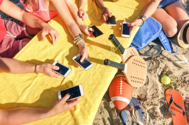 Çok ırklı arkadaşlar eğlenmeye smartphone - Mobil akıllı telefon ile karışık el güneşli gün sosyal ağ Closeup - teknoloji kavramı ile birlikte yaz plaj günlük yaşam grup