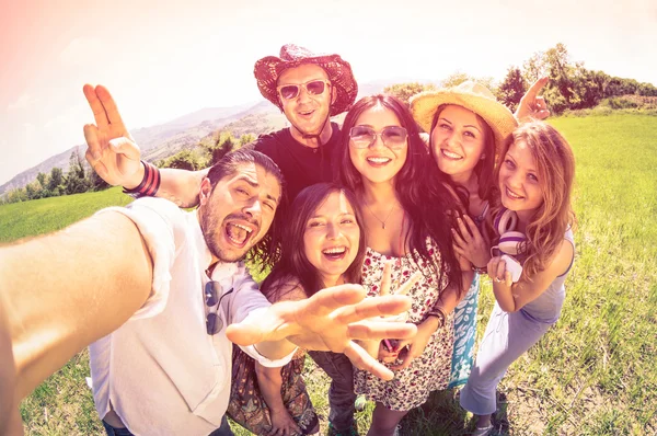 若い人たちと新しい技術動向 - ビンテージ フィルター田舎ピクニック - ハッピー友情概念で楽しい selfie を取る親友見るマルサラ色調 - 魚眼レンズの歪み — ストック写真