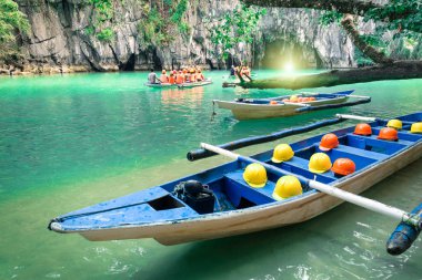 Puerto Princesa yeraltı yeraltı Nehri - doğa gezi Palawan özel Filipinler hedef - insanlar maceraperest gezi sırasında ışık ekipmanları ile mağara girişinde Longtail tekneler