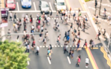 Üst yapı Orchard Road Singapur - acele saat içinde kentsel iş alanı zebra geçiş sırasında kalabalık şehir merkezi - görünümünde sokakta yürürken insan ufuk arka plan bulanık