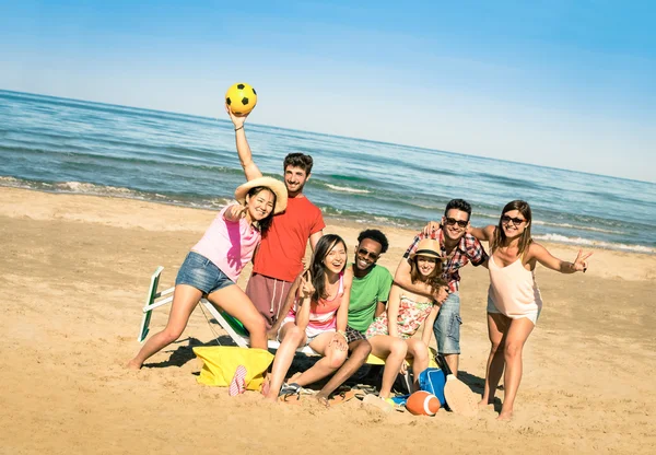 ビーチ スポーツ ゲーム - 夏喜びと多民族友好のすべて一緒に国際概念 - 日当たりの良い午後色トーンに傾いた地平線と楽しんで幸せの多民族の友人のグループ — ストック写真