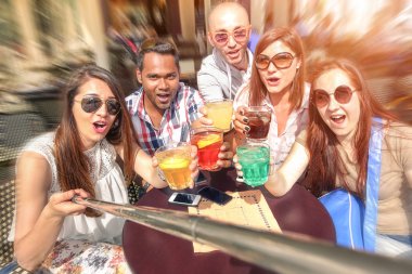 Uçakta aşık mutlu hippi çift balayı tatil - yaz konsepti ile özel gezi gezi, erkek ve kadın modelleri - en iyi arkadaşlar eğleniyor - parlak vintage bir filtre uygulanmış görünüm seyahat
