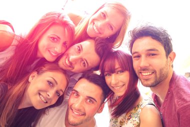 arkadaşlarım selfie açık havada aydınlatmalı alarak - mutlu dostluk kavramı gençlerle birlikte eğleniyor - vintage filtre uygulanmış bir görünüm marsala renk tonlarını ve güneş halo flare ile kontrast