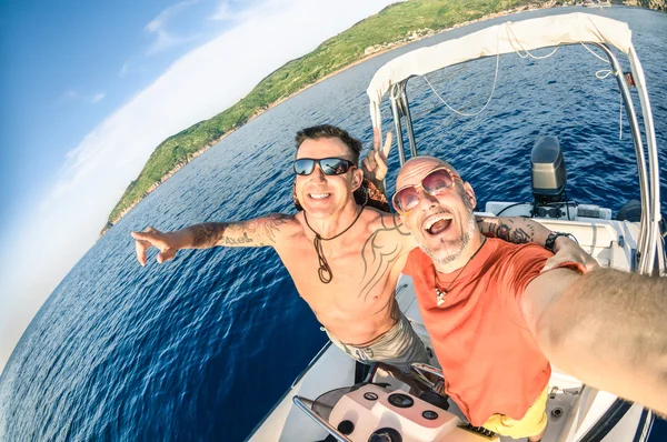Mejores amigos aventureros tomando selfie en Giglio Island en lancha rápida de lujo - Viaje de aventura estilo de vida disfrutando de feliz momento divertido - Viaje juntos alrededor del mundo bellezas - Fisheye lente distorsión —  Fotos de Stock