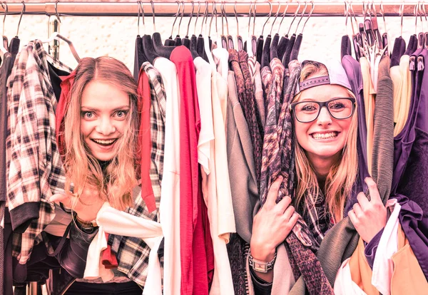 Jovens mulheres hipster no mercado de pulgas de roupas Melhores amigos que compartilham diversão tempo de compras na cidade Namoradas urbanas desfrutando de momentos de vida feliz Foco suave no vintage rosa marsala olhar filtrado — Fotografia de Stock