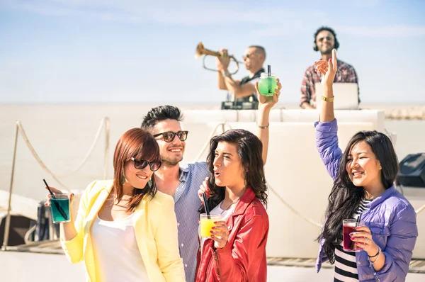 Flippige Leute tanzen Musik und amüsieren sich zusammen auf Beach Rave Afterhour Party - DJ und Trompeter unterhalten junge fröhliche Freunde - DJ legt trendigen Groove im Sommer Open Air Disco auf — Stockfoto