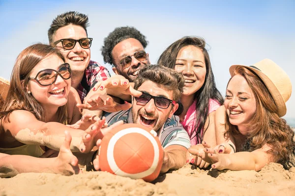 Grupa wielorasowe znajomych szczęśliwy, zabawy na plaży gry - międzynarodowych koncepcja lato radości i wielu etnicznych przyjaźń razem - ciepłe słoneczne popołudnie odcieni kolorów z płytkiej głębi ostrości — Zdjęcie stockowe