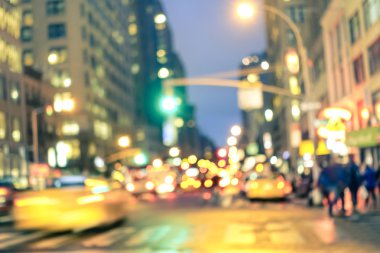 New york City soyut acele saat - ufuk sarı taksi taksi ve trafik tarihinde 5th avenue Manhattan downtown mavi saatte jam - bokeh kartpostal bir retro vintage nostaljik filtre uygulanmış görünüm üzerinde bulanık