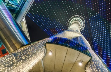 Auckland, Yeni Zelanda - 05 Mart 2015: alt dünya ünlü gökyüzü kuleye bakış; onun 328 metre ile zemin düzeyinden en tepeye, burası Güney yarımkürede en yüksek insan yapımı Binası