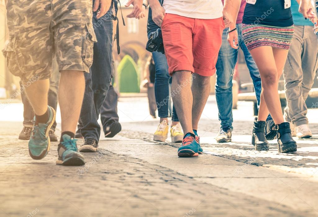 Multidão de pessoas andando na rua - Detalhe de pernas e sapatos que se