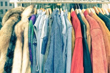 Asılı vintage ikinci el giysi raf haftalık bit pazarı - Hipster gardırop Satılık kavramı ve alternatif retro moda moda stil - yumuşak doygunluğu azaltılmış nostaljik filtre uygulanmış bir görünüm, alışveriş