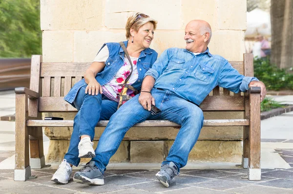 Bir bankta - emeklilik - günlük yaşam tarzı sonbahar güneşli öğleden sonra - yumuşak vintage filtre uygulanmış bir görünüm biraz bulanık kenarları sırasında etkin oynak yaşlı kavramı eğleniyor mutlu üst düzey Çift — Stok fotoğraf