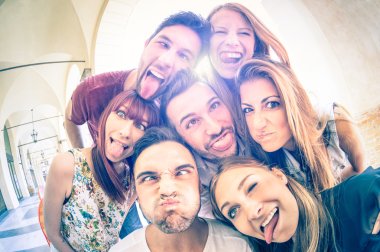 En iyi arkadaşlar açık havada arka yüzündeki güneş halo parlama nedeniyle - mutlu dostluk kavramı gençlerle birlikte eğleniyor - soğuk vintage filtre uygulanmış bir görünüm ile yumuşak odak aydınlatma ile selfie alarak