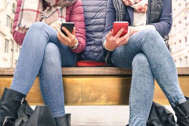 İlgisizlik anda kavramı ilişki ilgisizlik üzüntü ve yeni teknoloji - smartphone bağımlılığı ile Bayan arkadaş kullanarak yalıtım ile mobil akıllı telefonlar - kız birkaç yakın çekim
