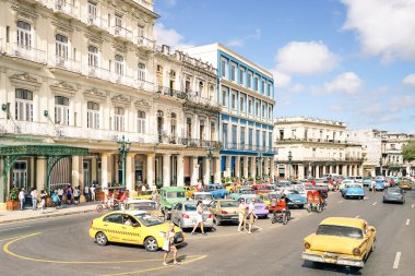 Havana, Küba - 17 Kasım 2015: günlük yaşam ile turistler ve yerel halkın Prado Street 