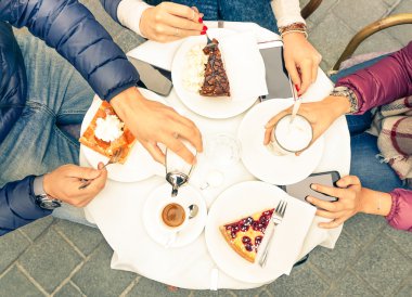 Arkadaşlar kek kahve ve süt bar restoran - kapat kadar insanlar el akıllı üst bakış açısı - teknoloji kavramı ile bağımlı erkekler ve kadınlar - sıcak vintage Filtre grubu