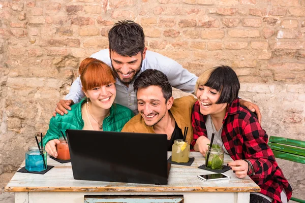 Gruppo di giovani hipster migliori amici con il computer in studio alternativo urbano - Concetto di amicizia e divertimento con le nuove tendenze e la tecnologia - Start up imprenditori al lavoro insieme bere cocktail — Foto Stock