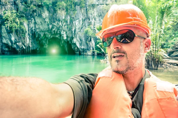 Bonito homem tirar selfie em cavernas fluviais subterrâneas "Puerto Princesa" - Conceito de viagem em Palawan Filipinas - tons esverdeados quentes com foco no rosto do cara e fundo desfocado macio — Fotografia de Stock