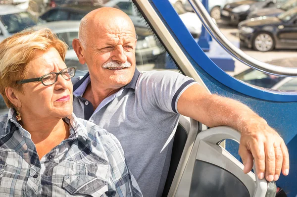 Šťastný starší pár v okamžiku cestování na okružní autobus - koncepce aktivních seniorů při odchodu do důchodu - Wanderlust koncept s dospělých lidí spolu trávili volný čas - slunné odpoledne barevné tóny — Stock fotografie