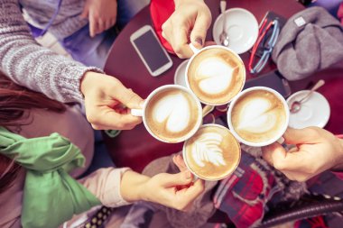 Cappuccino kahve bar restoran - tezahürat ve üst Görünüm noktası ile kızartma elleriyle - sosyal toplama kavramı erkekler ve kadınlar - Vintage marsala filtre uygulanmış görünüm, içme arkadaş grubu