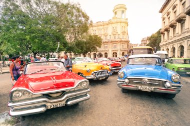 Havana, Küba - 17 Kasım 2015: çok renkli vintage Amerikan arabaları ile Ulusal Güzel Sanatlar Müzesi - Havana şehirde güneş halo ile sıcak öğleden sonra renk tonları