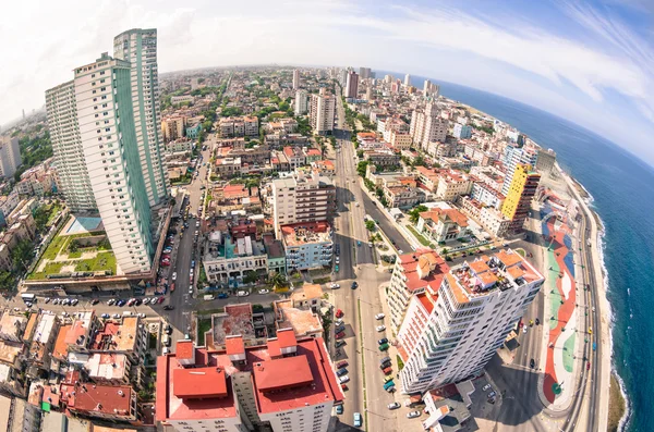 空中鳥瞰図魚眼レンズの歪みと温かい飽和色調ラティーナ アメリカ - 近代的なダウンタウンのビジネス地区の高層ビルの詳細 - スカイラインのキューバのハバナ都市資本の — ストック写真