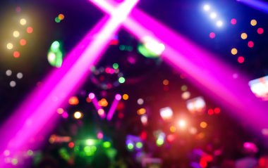 Ufuk bokeh lazer ile arka plan - müzik ve eğlence gece hayatı kavramı - görüntü güçlendirilmiş renkli haleler ve canlı parlak ışıklar ile modern disko parti gece kulübünde göster