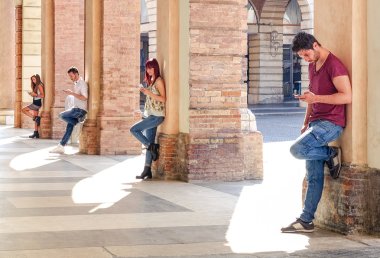 Genç Moda arkadaşlar kentsel eski şehir merkezinde - teknoloji bağımlılığı ile karşılıklı ilgisizlik birbirlerine karşı gerçek yaşam - smartphone kullanarak grup insanlar modern cep telefonlarına bağımlısı