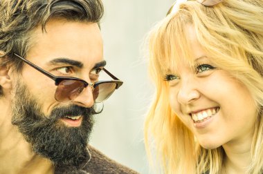 En başından hipster birkaç aşk hikayesi - mutlu dostluk kavramı gençlerle birlikte eğleniyor birbirinden arıyorsunuz - sıcak sarımsı filtre uygulanmış görünüm ile sığ derinlik-in tarla