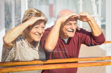 Eğlenmek için gelecekteki arıyorsunuz - emeklilik sırasında etkin oynak yaşlı kavramı - kıdemli mutlu çift yaşam tarzı çocukça komik tutum - Marsala renk tonu ile yumuşak cam yansımaları ile seyahat