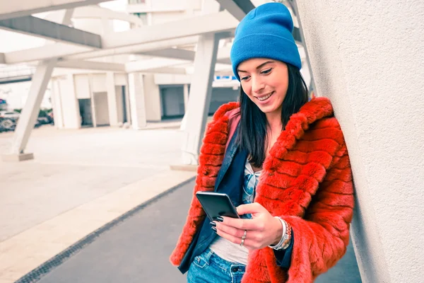 Ritratto di giovane donna felice con smartphone - Ragazza hipster di moda che utilizza lo smartphone nell'area urbana - Stile di vita di comunicazione moderno e concetto di nuove tecnologie - Focus principale sul viso — Foto Stock