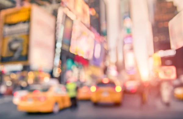 Traffic jam met intreepupil gele taxi cabines en spitsuur op Times Square in Manhattan centrum wazig bij zonsondergang - bokeh briefkaart van New York City op een levendige heldere marsala kleur gefilterde look — Stockfoto