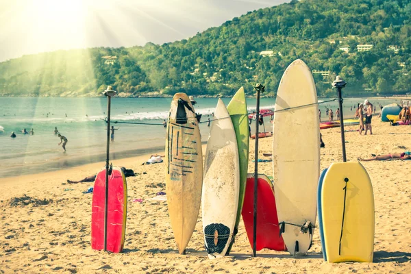 Pranchas multicoloridas em Kata Beach em Phuket Island - pranchas de surf no destino exclusivo tropical no sudeste da Ásia - Maravilhas da Tailândia em vintage olhar filtrado com luz solar reforçada — Fotografia de Stock