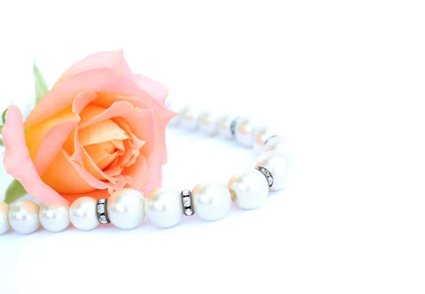 Zarte Rose Mit Perlen Auf Weißem Hintergrund — Stockfoto