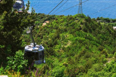 Malcesine, İtalya, 23 Mayıs 2021: Malcesine kablosunun dönüşümlü kabini. Monte Baldo kablosu