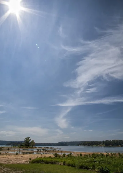 Náhodné mraky v jasně modré obloze — Stock fotografie