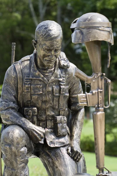 Hadsereg katona Veterans Memorial Statue — Stock Fotó