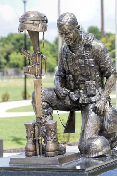 Estatua conmemorativa de soldados veteranos del ejército — Foto de Stock