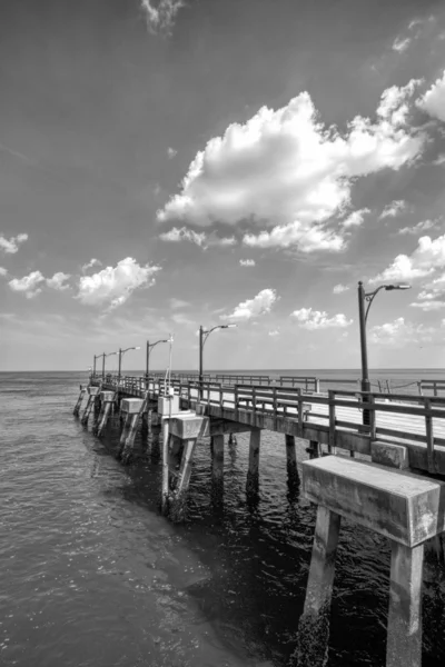 Jekyll Island Pier em preto e branco — Fotografia de Stock