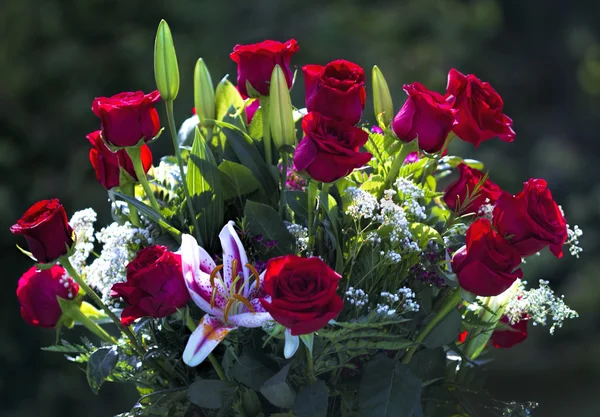 Romantic Long Stem Red Rose Arrangement — Stock Photo, Image
