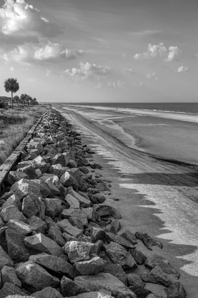 Georgia EUA Atlantic Coast Seawall em preto e branco — Fotografia de Stock