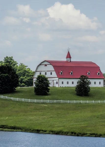 Klasický styl červené a bílé Barn krajina 2 — Stock fotografie