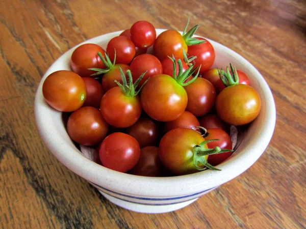 Miskę jasne czerwone pomidory Cherry — Zdjęcie stockowe