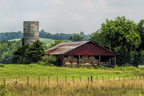 Klasické staré stodoly a sila na šířku — Stock fotografie