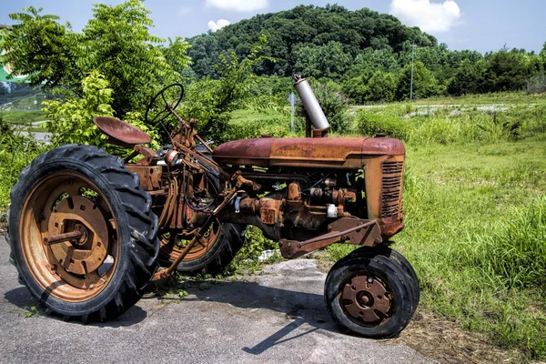 生锈的旧古董红色拖拉机 — 图库照片