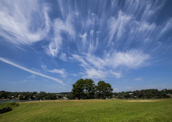 Mraky a modrá obloha krajina — Stock fotografie