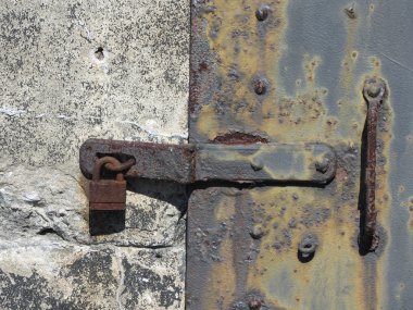 Rusty antika demir kapı kilidi ve mandal