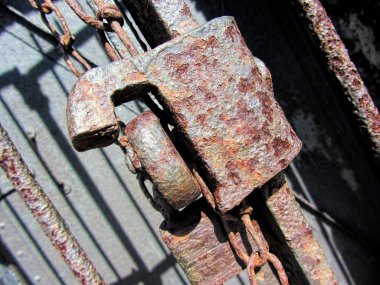 Paslı eski antika demir kilitleme mandalı