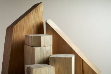 Doğal çam ağacından yapılmış podyumlar.