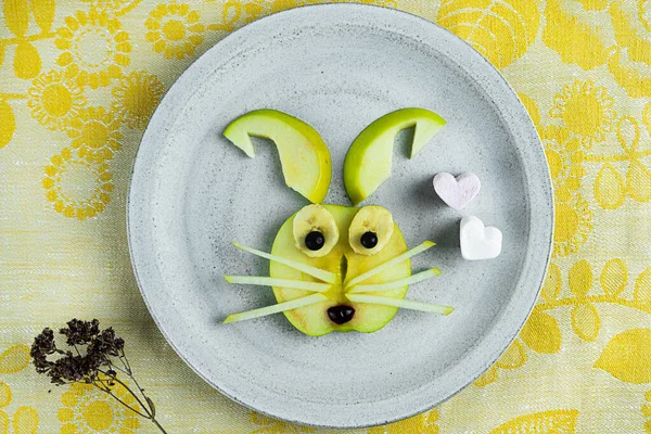 Ensalada de frutas para niños en forma de conejo. Fotos de stock libres de derechos